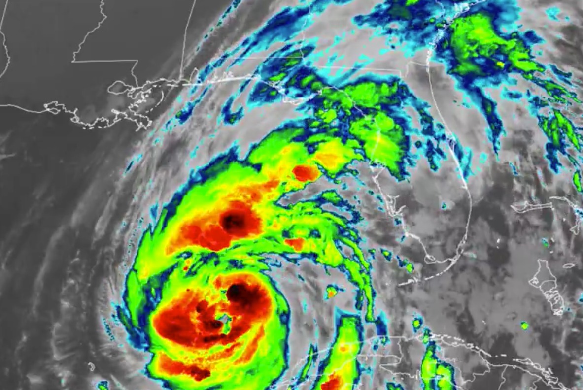 Huracán ‘Helene’ se convierte  en categoría 2; cierran aeropuertos en Florida