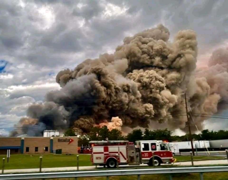 Tras fuerte incendio en planta química en Conyers, Georgia, piden a residentes buscar refugio [Videos]