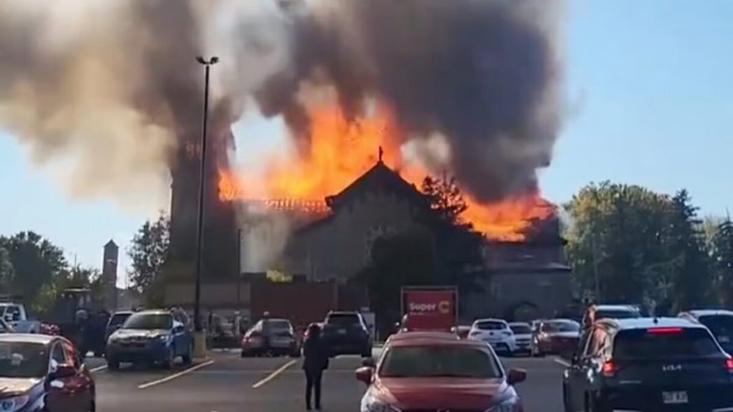 Incendio consume la Iglesia Notre Dame des Sept Allégresses, de Canadá [Video]