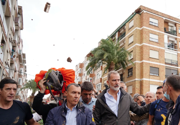 El Rey Felipe VI visita Paiporta y le lanzan lodo [Videos]