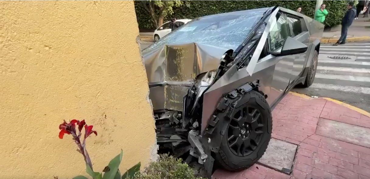 ¡Increíble! Un Tesla Cybertruck se estrelló contra una casa en CDMX