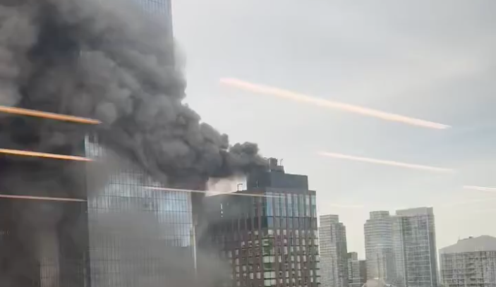 Reportan incendio en rascacielos de Nueva York [VIDEOS]