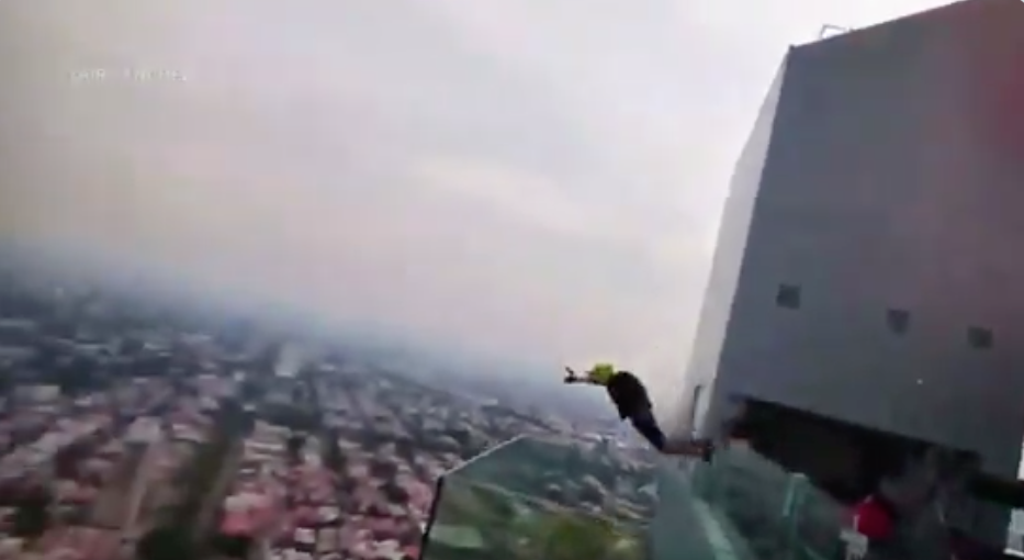 GDL denuncia a paracaidista del Hotel Riu; buscan sanción administrativa