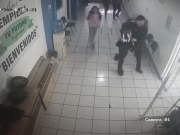Estudiantes someten a presunto agresor tras ataque en preparatoria de Michoacán