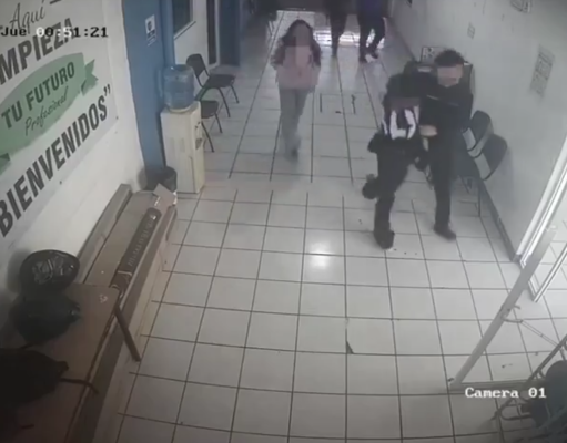 Estudiantes someten a presunto agresor tras ataque en preparatoria de Michoacán