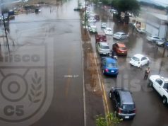 Inundación complica tránsito en Camino Real a Colima