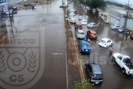 Inundación complica tránsito en Camino Real a Colima