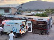 Autobús vuelca en Villa Corona y deja más de 40 personas lesionadas