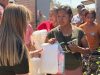 Nena Farías entrega apoyos en La Huizachera