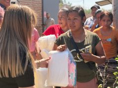Nena Farías entrega apoyos en La Huizachera