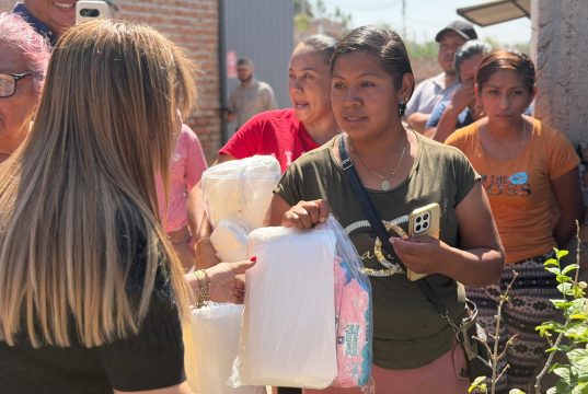 Nena Farías entrega apoyos en La Huizachera