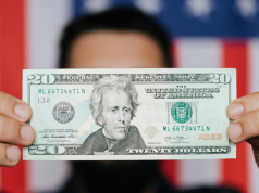Peso mexicano gana terreno frente al dólar este lunes